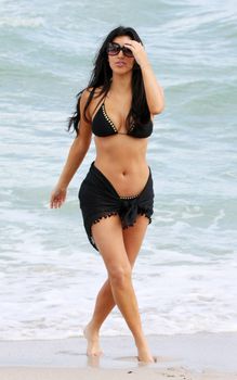 Ким Кардашьян показала сочное тело на пляже возле отеля Fontainebleau фото #7