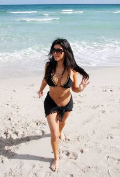 Ким Кардашьян показала сочное тело на пляже возле отеля Fontainebleau фото #12