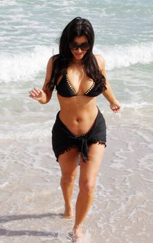 Ким Кардашьян показала сочное тело на пляже возле отеля Fontainebleau фото #15