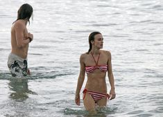 Худая Кира Найтли в купальнике на отдыхе в Гавайях фото #16