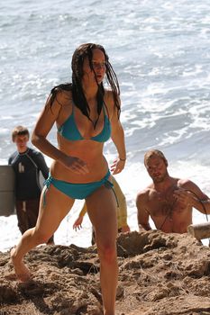 Дженнифер Лоуренс в голубом купальнике на Гавайях фото #15