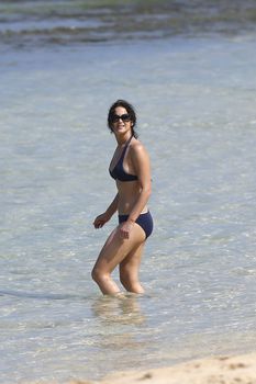 Дженнифер Лоуренс на пляже в Гавайях фото #9