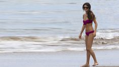 Горячая Селена Гомес в купальнике на пляже в Гавайях фото #31