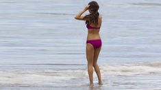 Горячая Селена Гомес в купальнике на пляже в Гавайях фото #34