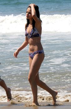 Соблазнительная Селена Гомес на пляже в Майами фото #10
