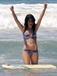 Соблазнительная Селена Гомес на пляже в Майами фото #11