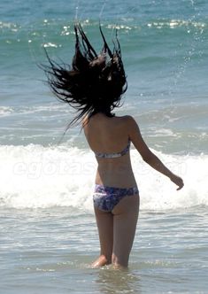 Соблазнительная Селена Гомес на пляже в Майами фото #12
