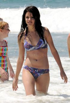 Соблазнительная Селена Гомес на пляже в Майами фото #14