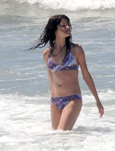Соблазнительная Селена Гомес на пляже в Майами фото #15