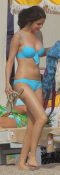 Красавица Селена Гомес в голубом бикини на съемках фильма «Монте-Карло» фото #14