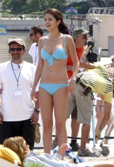 Красавица Селена Гомес в голубом бикини на съемках фильма «Монте-Карло» фото #15