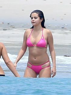 Секси Селена Гомес в миниатюрном розовом купальнике фото #6