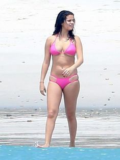 Секси Селена Гомес в миниатюрном розовом купальнике фото #10