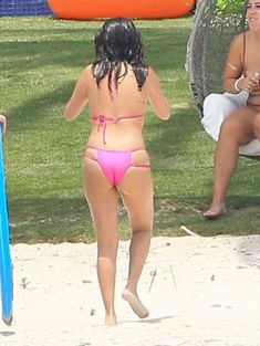 Секси Селена Гомес в миниатюрном розовом купальнике фото #13