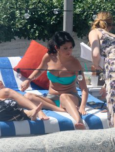Селена Гомес загорает возле бассейна в Майами фото #2