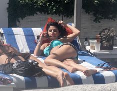 Селена Гомес загорает возле бассейна в Майами фото #6