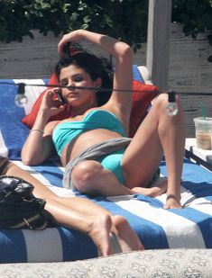 Селена Гомес загорает возле бассейна в Майами фото #10