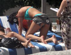 Селена Гомес загорает возле бассейна в Майами фото #17