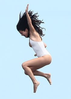 Возбуждающая Селена Гомес в мокром купальнике в Сен-Тропе фото #6