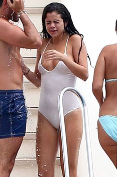 Возбуждающая Селена Гомес в мокром купальнике в Сен-Тропе фото #21