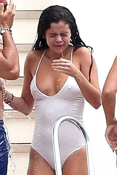 Возбуждающая Селена Гомес в мокром купальнике в Сен-Тропе фото #23