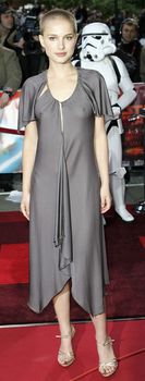 Натали Портман без бюстгальтера на премьере фильма «Звёздные Войны. Эпизод III: Месть Ситхов» фото #16