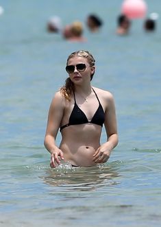 Хлоя Морец в черном бикини на пляже Майами фото #3