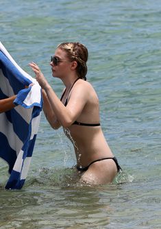 Хлоя Морец в черном бикини на пляже Майами фото #6