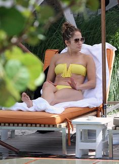 Дженнифер Лопес в бикини у бассейна фото #1