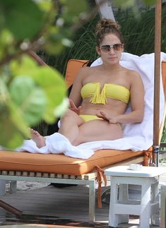 Дженнифер Лопес в бикини у бассейна фото #3