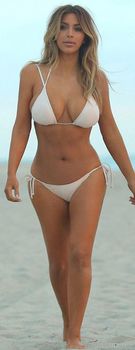 Сексуальная Ким Кардашьян в белом купальнике фото #1