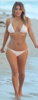 Сексуальная Ким Кардашьян в белом купальнике фото #5