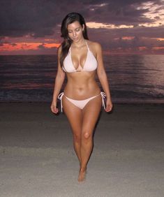 Ким Кардашьян в бежевом купальнике на пляже Майами фото #1