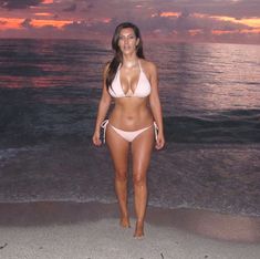 Ким Кардашьян в бежевом купальнике на пляже Майами фото #2