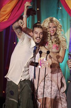 Анна Николь Смит топлесс на премии MTV Video Music Awards фото #9