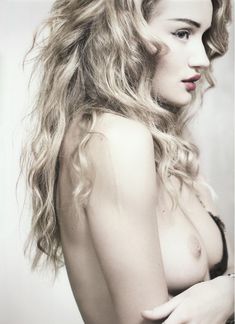 Роузи Хантингтон-Уайтли оголила грудь в фотосессии Джона Ранкина фото #1