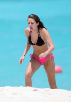 Привлекательная Майли Сайрус в бикини на Багамских островах фото #12