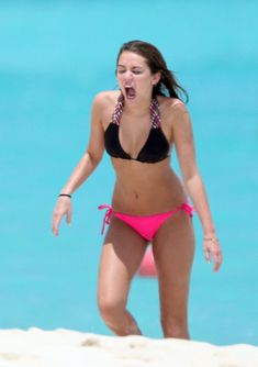 Привлекательная Майли Сайрус в бикини на Багамских островах фото #22