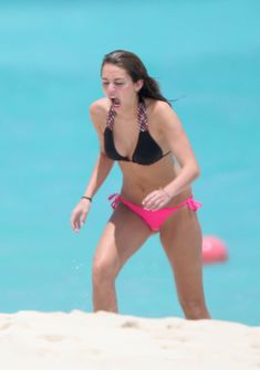 Привлекательная Майли Сайрус в бикини на Багамских островах фото #23