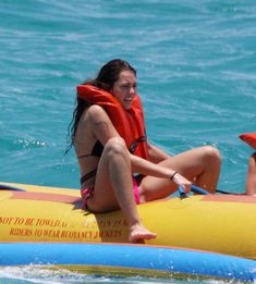 Привлекательная Майли Сайрус в бикини на Багамских островах фото #39