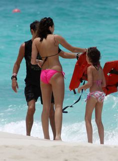 Привлекательная Майли Сайрус в бикини на Багамских островах фото #40