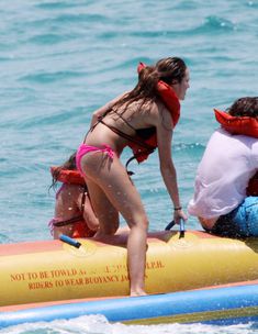 Привлекательная Майли Сайрус в бикини на Багамских островах фото #43