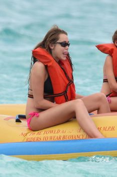 Привлекательная Майли Сайрус в бикини на Багамских островах фото #44