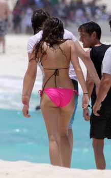 Привлекательная Майли Сайрус в бикини на Багамских островах фото #45