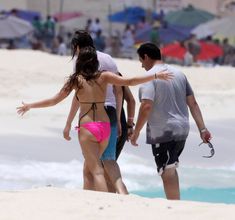 Привлекательная Майли Сайрус в бикини на Багамских островах фото #47