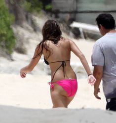 Привлекательная Майли Сайрус в бикини на Багамских островах фото #49
