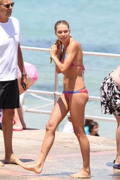 Джессика Харт в купальнике на пляже Бонди Бич фото #8