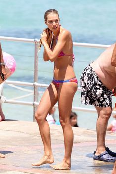 Джессика Харт в купальнике на пляже Бонди Бич фото #9