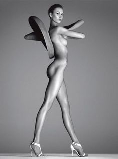Полностью голая Карли Клосс в журнале Vogue фото #4