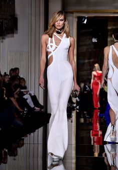 У Карли Клосс вылез сосок на показе Versace фото #15